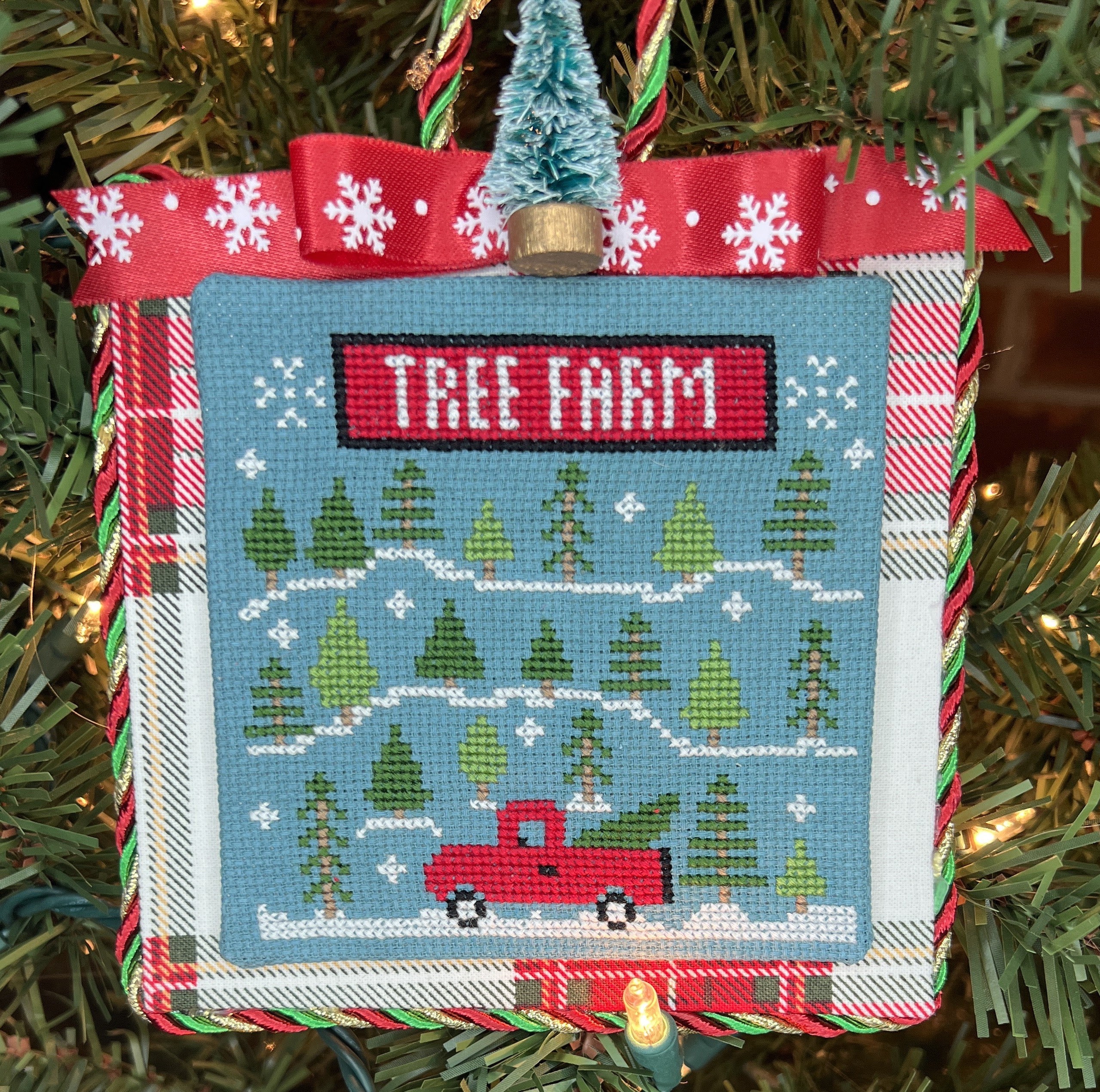 Tree ornament  Holiday cross stitch, Needlepoint christmas